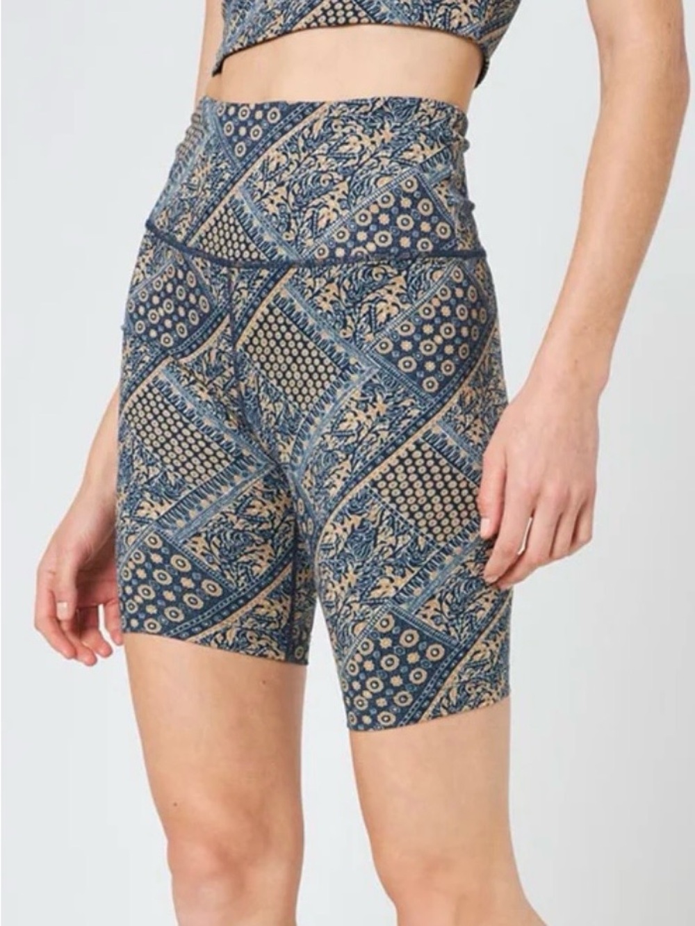 MPG Explore High Waisted 8” Shorts Navy Gold Patchwork Print Women’s M